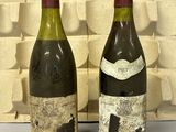 deux bouteilles de vin posées l'une à côté de l'autre sur une table