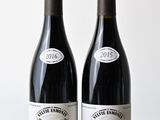 deux bouteilles de vin posées sur une table l'une à côté de l'autre