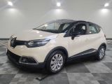 une voiture blanche est garée sur le sol à carreaux d'un garage
