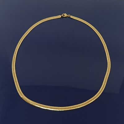 un collier en or sur fond bleu