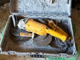un outil dans une boîte à outils muni d'un cordon d'alimentation