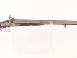un vieux pistolet avec un canon en bois et une poignée en métal