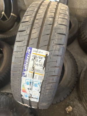 un tas de pneus posés par terre, sur lesquels sont collés des autocollants