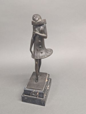 statue d'une femme tenant une valise
