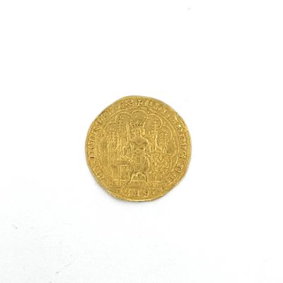 gros plan d'une pièce d'or sur une surface blanche