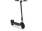 un scooter noir avec des roues et un guidon sur fond blanc