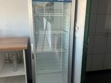 un réfrigérateur qui se trouve dans le coin d'une pièce
