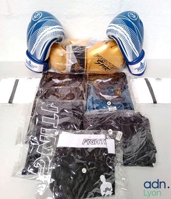 deux paires de gants de boxe, une paire de gants, un pantalon et une paire de chaussettes