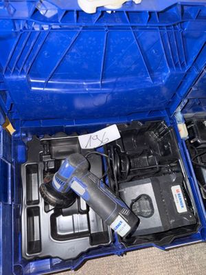 une boîte à outils bleue avec des outils à l'intérieur