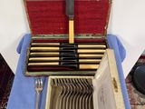 une boîte contenant des couverts et un couteau