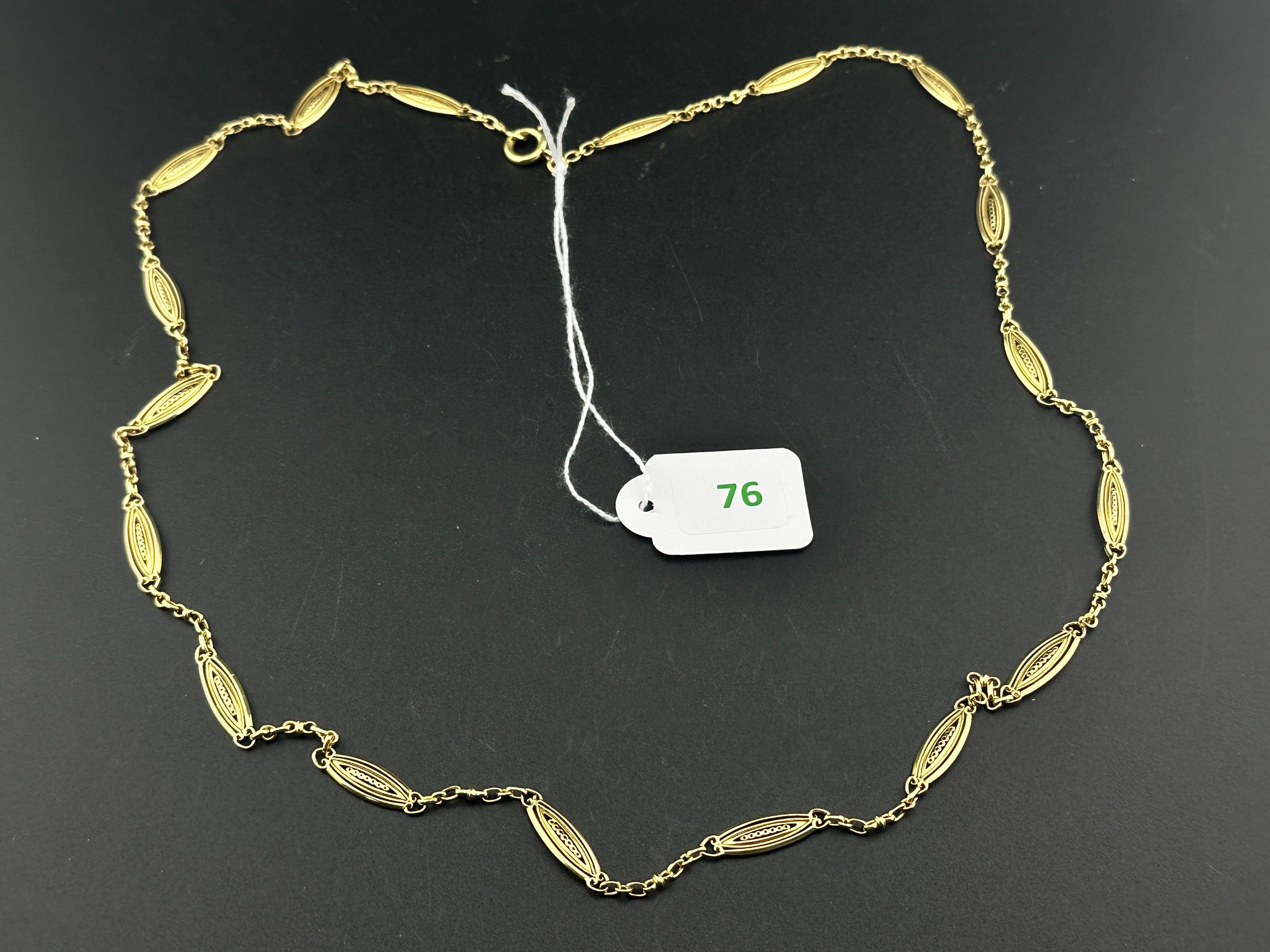 Sautoir en or 18 carats à maille filigrané et maille forçat.
