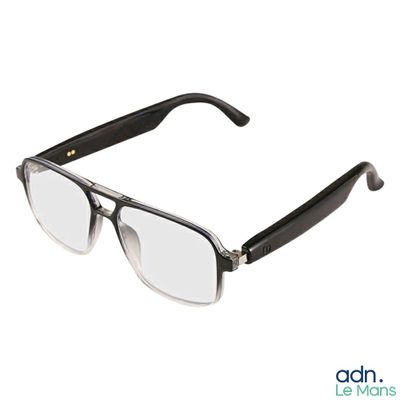 ces lunettes ont une monture noire et des verres transparents