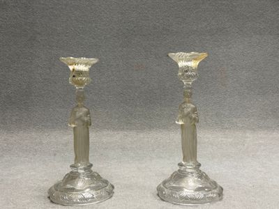 Cristallerie de Portieux: Paire de bougeoirs en verre pressé…