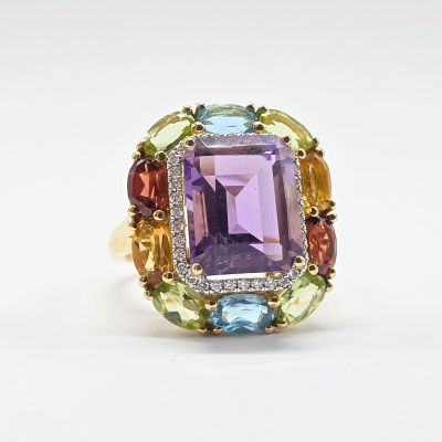 une image d'une bague sertie d'un améthorate, d'une citrine et de pierres multicolores