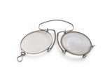 paire de verres anciens plaqués argent sur fond blanc