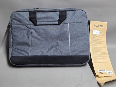 une photo d'un sac pour ordinateur portable posé sur une table