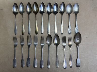 toutes ces cuillères et fourchettes qui se trouvent sur la table