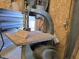 une machine qui se trouve à l'intérieur d'un bâtiment