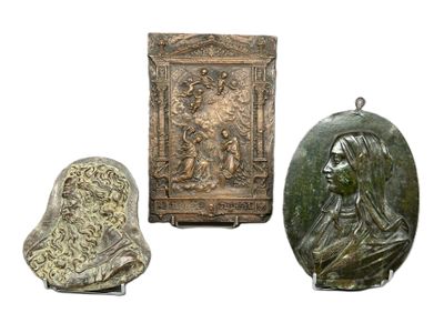 trois œuvres d'art exposées les unes à côté des autres
