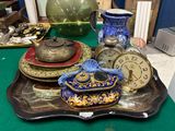 un plateau sur lequel sont disposés tout un tas d'objets différents