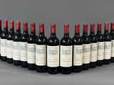 six bouteilles de vin rouge alignées sur une surface grise