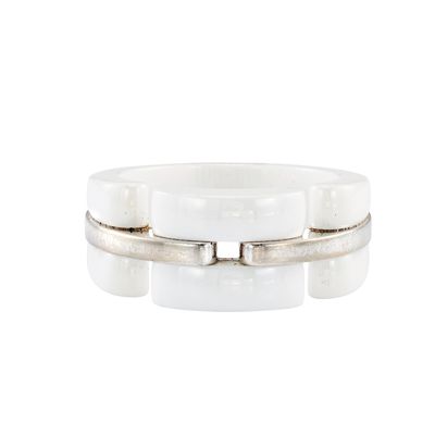 une image montrant un gros plan d'un bracelet sur fond blanc