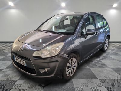la voiture grise est garée dans le garage sur le sol en damier