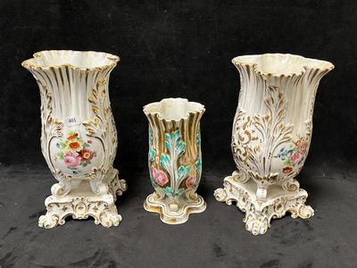 trois vases posés sur une surface noire