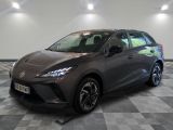 Une Toyota C-HR grise est garée sur un sol à damier