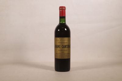 une bouteille de vin posée sur une table