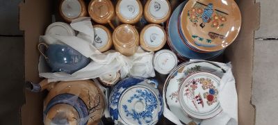 une boîte en carton remplie d'assiettes et de bols en porcelaine