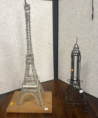 deux sculptures métalliques représentant la tour Eiffel, placées dans un coin de la pièce