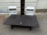 une table avec deux chaises et une bibliothèque posée à même le sol