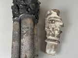 deux œuvres d'art posées sur une surface blanche