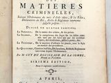 un livre ouvert avec un titre en noir et blanc