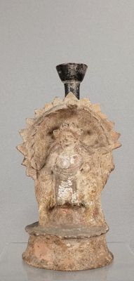 une statue d'un homme avec un chapeau sur la tête