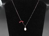 gros plan d'un collier sur un présentoir pour mannequin