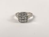 gros plan d'une bague en diamant sur une surface blanche
