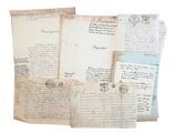 plusieurs vieux papiers sont empilés sur une surface blanche