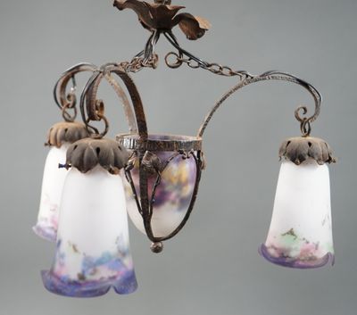 une image représentant un lustre composé de trois lampes en verre suspendues au plafond