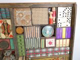une vitrine contenant de nombreux objets variés