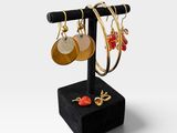 un gros plan sur un présentoir de boucles d'oreilles posé sur un socle noir