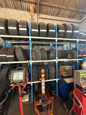 de nombreux pneus sur les étagères du garage