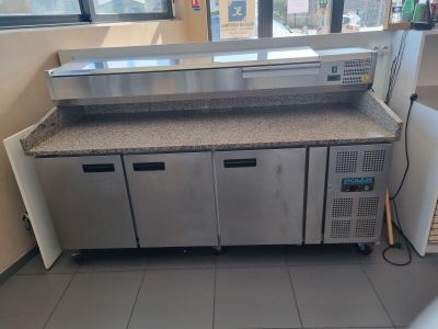 une cuisine équipée d'un plan de travail et d'un réfrigérateur