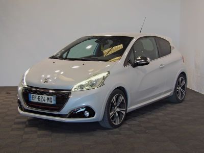 La petite voiture blanche est garée dans le showroom d'un concessionnaire.