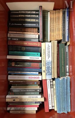 beaucoup de livres qui sont rangés dans une boîte rouge