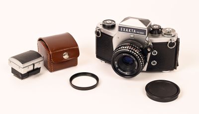 un appareil photo avec un étui en cuir et un objectif