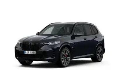 Le SUV BMW X5 est garé sur un fond blanc.