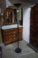 lampe sur pied moderne – avec un éclairage vers le haut et u…