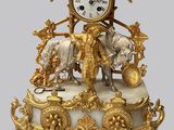 une horloge en or sur laquelle figure un homme à cheval